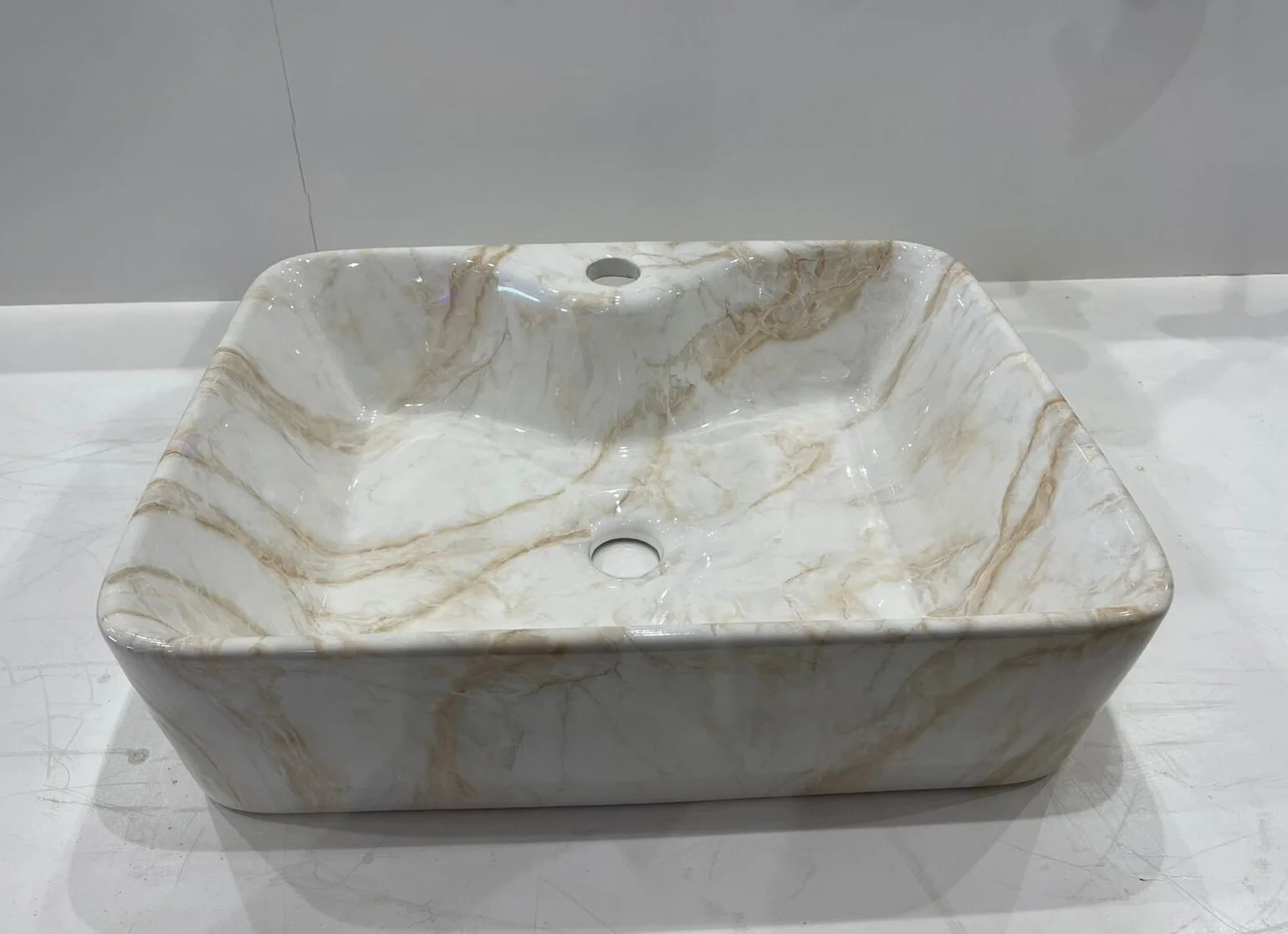 WhatsApp-Image-2022-10-11-at-16.26.44-e1666036206366.jpeg BK vasque a poser carre marbre blanc beige avec trou 49X38X14 – Image 1
