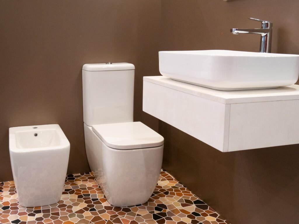 Bloc WC à poser : installation facile en 7 étapes + prix 2026