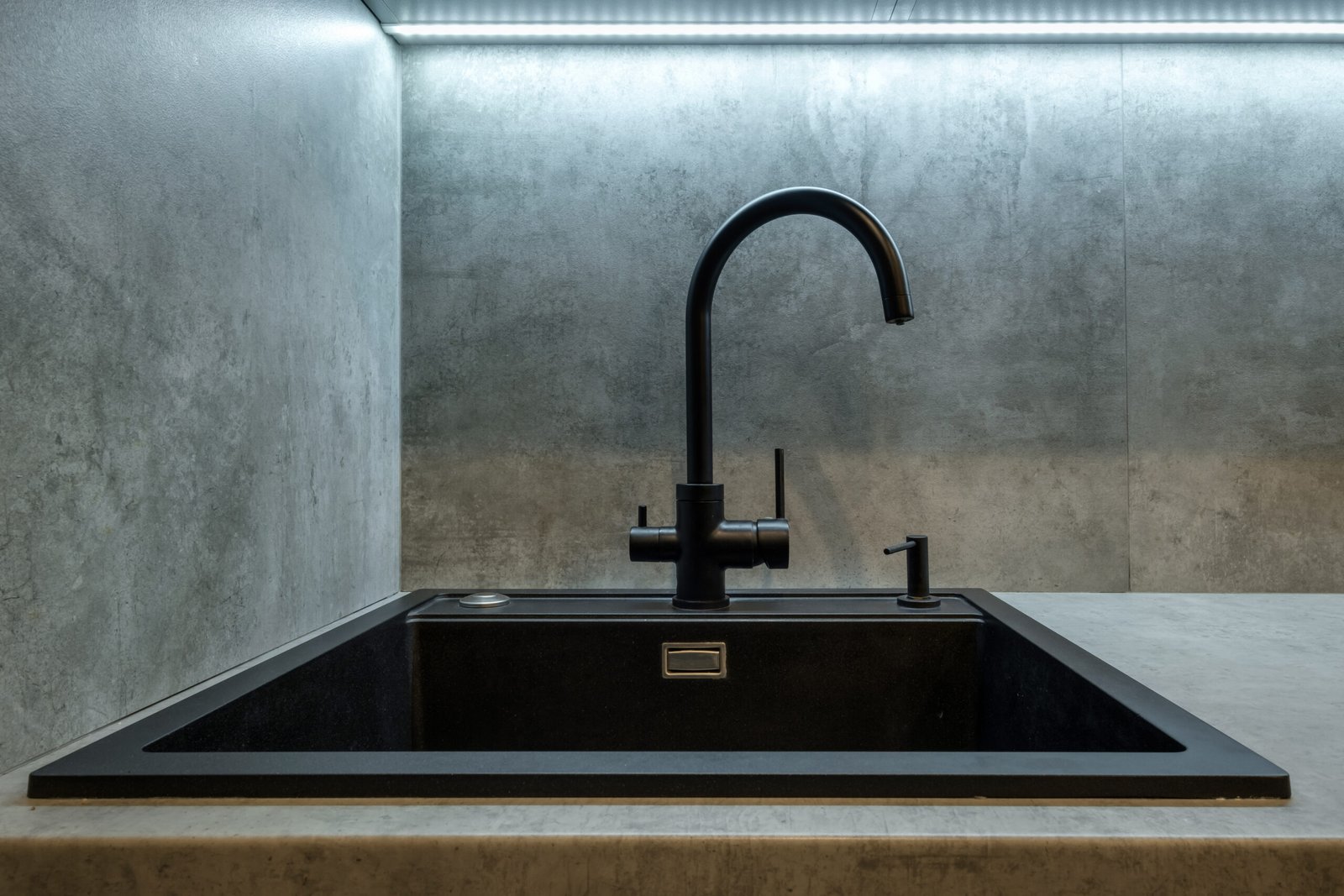 Évier en granit noir : Guide complet pour choisir, entretenir et acheter au Maroc
