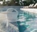Chlore piscine : dosage, types et erreurs à éviter absolument
