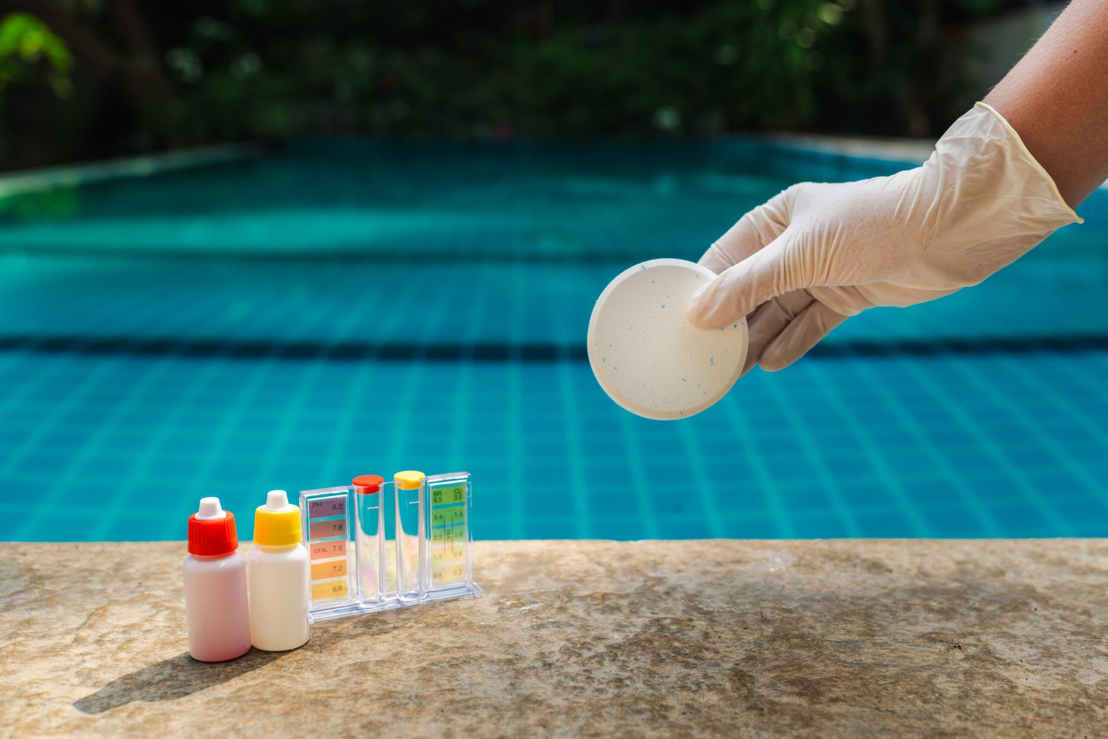 Chlore piscine : dosage, types et erreurs à éviter absolument