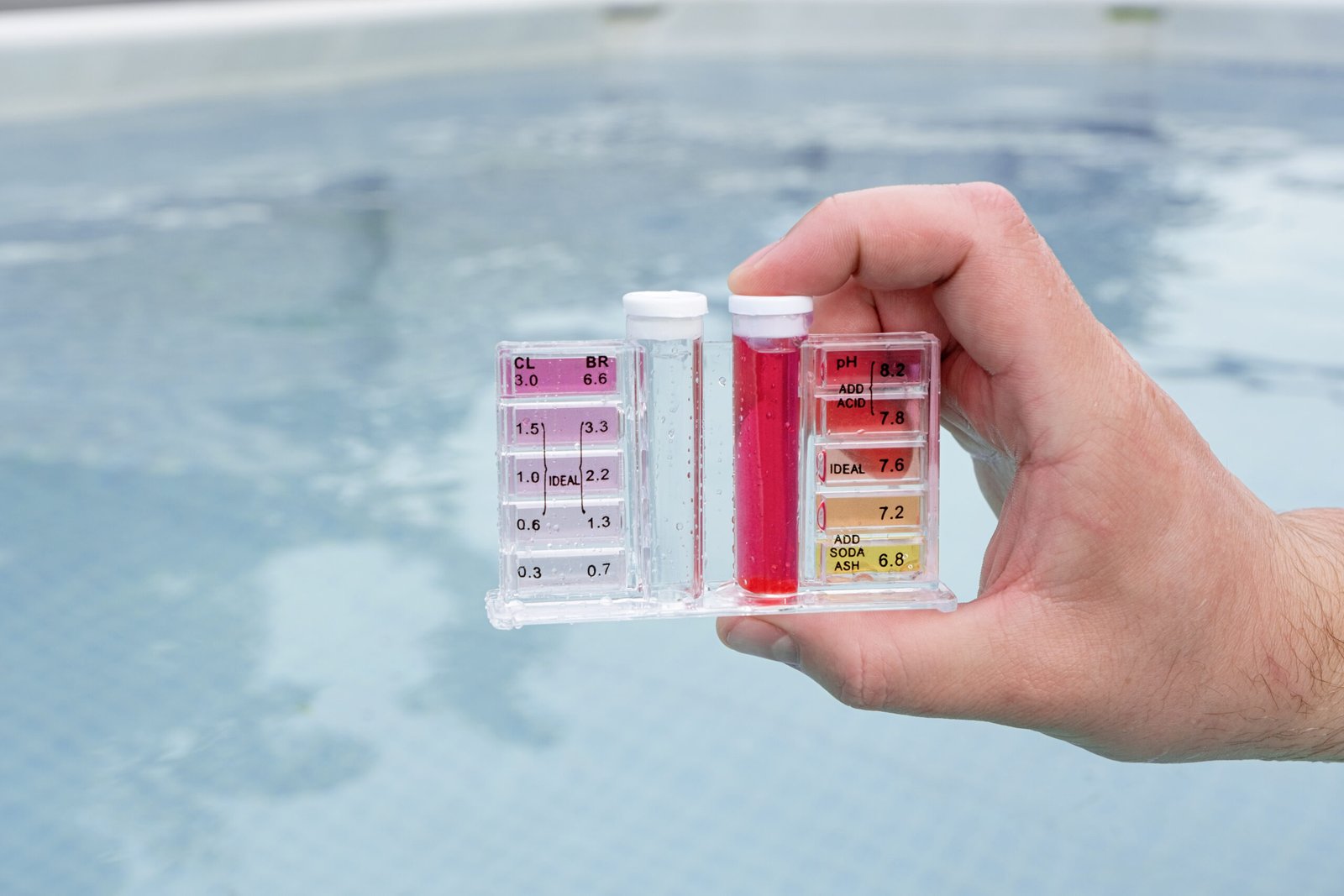 Chlore piscine : dosage, types et erreurs à éviter absolument